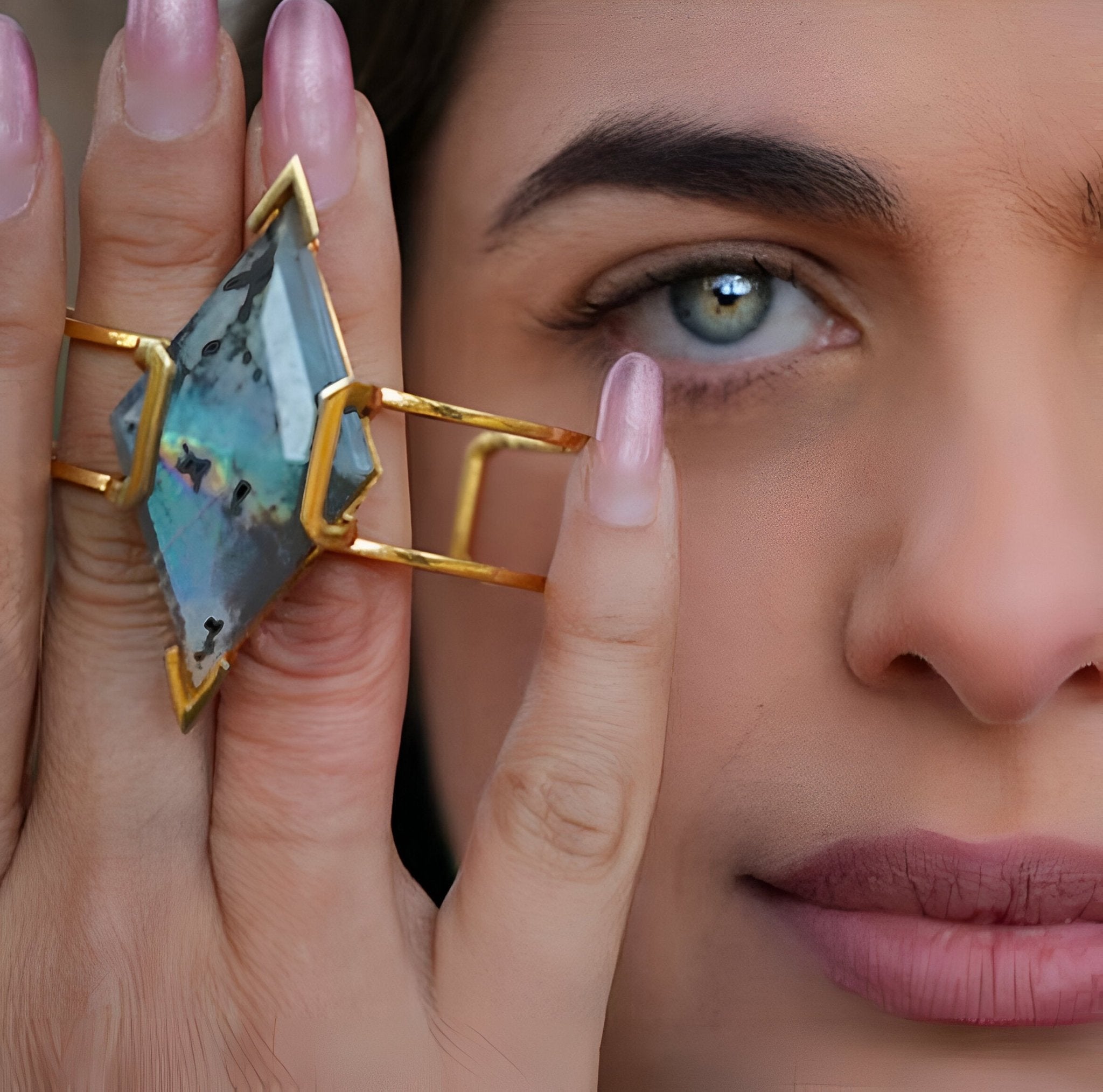 🦄 ASCENSION BANGLE IN LABRADORITE - Hey Babe LA