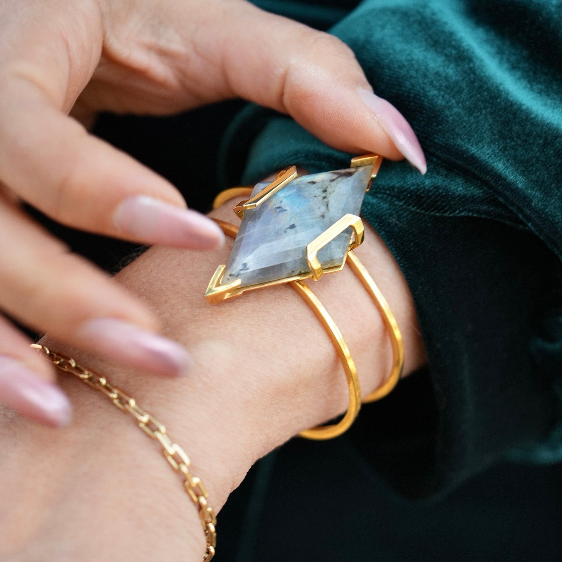 🦄 ASCENSION BANGLE IN LABRADORITE - Hey Babe LA
